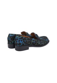 Leopardprint loafers in blauwe en groene tinten, met een zachte textuur en een lage zwarte hak, met een instapontwerp voor gemakkelijk dragen.