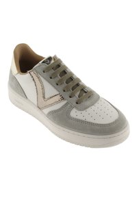 Baskets avec une tige en cuir blanc, des accents en daim gris et des détails beiges. Elles présentent un bout perforé, des lacets plats et une semelle texturée.