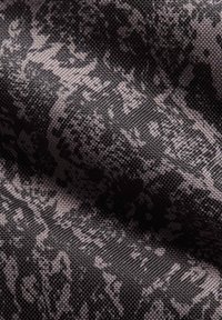 Textilgewebe in Schwarz mit einem strukturierten Muster in Grautönen und subtilen Akzenten, das eine gewebte Struktur und detaillierte Designelemente aufweist.