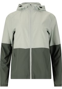 Veste imperméable gris clair et vert foncé avec capuche, fermeture éclair intégrale, poches latérales et poignets élastiques. Texture lisse et design sportif.