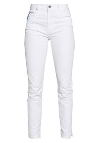 Pantalones de mezclilla blanca, corte slim, diseño de cinco bolsillos, cierre delantero con botón, con una pequeña cremallera decorativa azul en el bolsillo delantero.