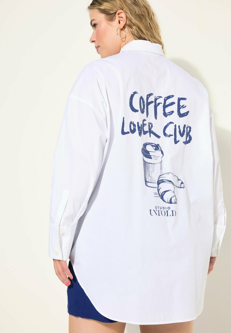 Camisa blanca de botones con mangas largas, que presenta un diseño gráfico azul de una taza de café y un croissant en la parte posterior. Bajo curvado.