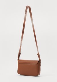 Brun teksturert crossbody-veske med flat form, med en avtakbar stropp preget med "Armani Exchange" i en kontrastfarge.