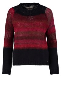 Pull en maille manches longues avec des rayures horizontales dégradées en rouge foncé, bordeaux et noir, avec un col rond et des poignets côtelés.