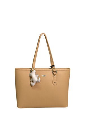 Borsa tote in pelle color cuoio con doppi manici e un piccolo portachiavi a forma di orsetto di peluche attaccato vicino al logo sul davanti.