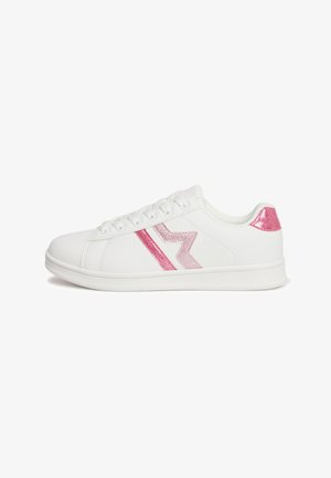 Zapatilla blanca con un brillante acento rosa en el talón y rayas rosa con brillo a lo largo del lateral. Textura suave, diseño de punta redondeada.