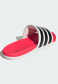 Sort-hvide slidesandaler med en tekstureret pink indersål, der har tre tykke sorte striber på overdelen og en hvid gummisål.