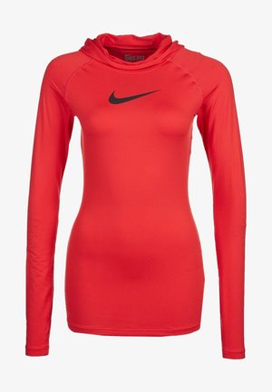 Czerwona sportowa bluza z kapturem i długim rękawem, czarne logo Nike Swoosh na piersi, dopasowany krój i metka z tkaniny Dri-FIT wewnątrz kołnierza.
