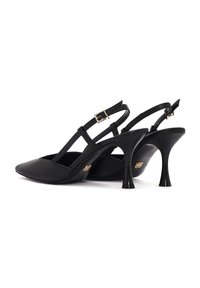 Dei tacchi slingback neri in pelle con punta affusolata, sottile cinturino alla caviglia con fibbia dorata e design a tacco alto.