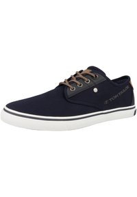 Marineblaue Segeltuchschuhe mit einer weißen Gummisohle, kontrastierenden Nähten, braunen Schnürsenkeln und einem dezenten Markenlogo an der Seite.