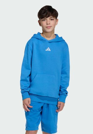 Modrá mikina s kapucí, přední kapsou a žebrovanými rukávy, s malým bílým logem. Doplněná o odpovídající modré šortky. Měkká látka.