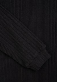 Schwarzer Rippstrickpulloverstoff, der die Textur zeigt, mit einem Nahaufnahme des Ärmelbundes, der ein vertikales Streifenmuster und eine weiche Verarbeitung aufweist.