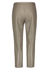 Beiga faux läderbyxor med smal passform, med en slät yta och minimala sömdetaljer längs sömmarna och midjan.