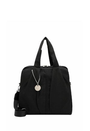 Borsa a mano in tessuto nero con due manici corti, tracolla staccabile, chiusura con cerniera e targhetta tonda in argento su una catena.