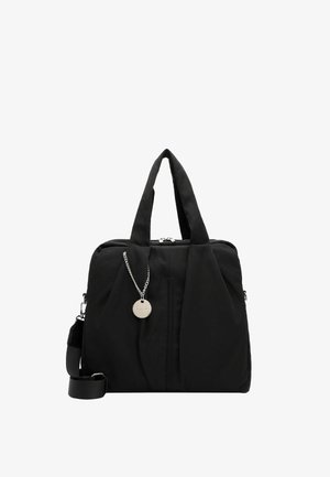 Borsa a mano in tessuto nero con due manici corti, tracolla staccabile, chiusura con cerniera e targhetta tonda in argento su una catena.