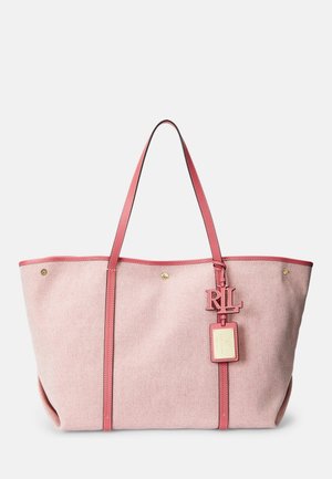 Grote roze getextureerde totebag met dunne schouderbandjes en "RL" en labelaccenten die aan één bandje hangen.