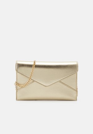 Plică metalică aurie cu un lanț. Prezintă o suprafață texturată și un design geometric al clapetei, cu accente cusute.