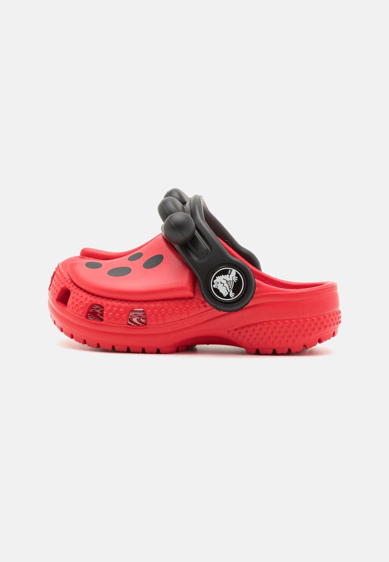 Crocs CLASSIC IAM LADYBUG - Tagant lahtised kingad - varsity red/black