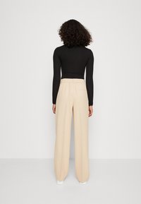 Pieces Tygbyxor - beige