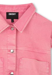 Chemise en denim rose avec col, boutons en métal argenté et poche avant. Texture lisse avec détails de coutures visibles.