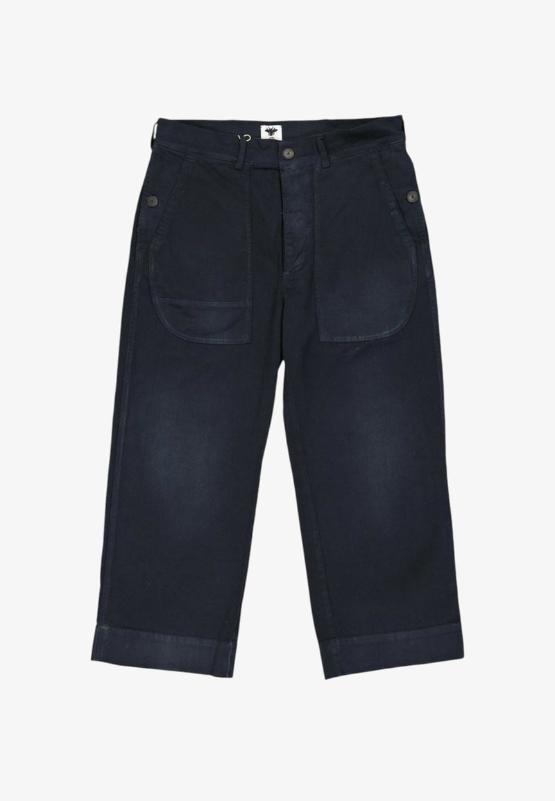 Pantalon court bleu foncé avec grandes poches avant, fermeture par bouton et zip et ourlets retroussés.