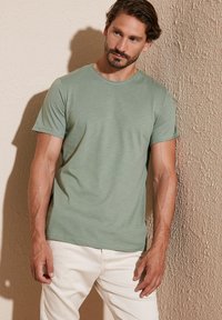 Buratti SLIM FIT - Tricou basic - emerald green
