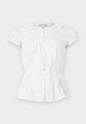 Blusa bianca a maniche corte con colletto Peter Pan, bottoni frontali, busto arricciato, polsini elasticizzati e cintura sottile annodata in vita.