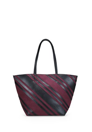 Bolsa tote de cuero negro y burdeos, con rayas diagonales y doble asa negra; forma estructurada con textura lisa.