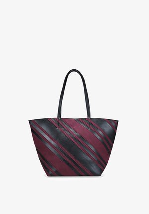 Bolsa tote de cuero negro y burdeos, con rayas diagonales y doble asa negra; forma estructurada con textura lisa.