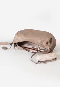 Beige leren tas met een zachte textuur, ritssluiting en binnenzak. Inclusief een kleine, gemusterde zak in een lichtere tint.