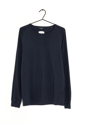 Námorní T-shirt s dlouhým rukávem a kulatým výstřihem, vyrobený z jemné tkaniny. Má pružné manžety a rovný lem, s minimálními švy.