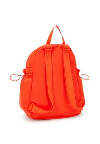 Oranje nylon rugzak met gevoerde banden, een handvat bovenaan en twee zijvakken. Zachte, ronde vorm met verstelbare trekkoorden.