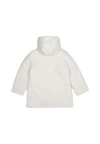 Veste en polaire blanche avec une capuche, présentant une texture douce, des manches longues et une coupe décontractée. Aucun accessoire visible ni motif.