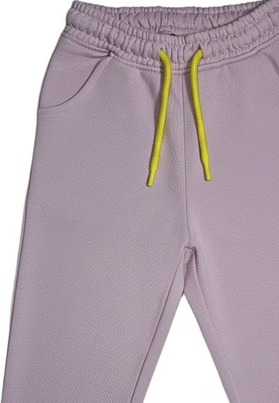 Pantaloni della tuta color lilla con tessuto strutturato, elastico in vita e cordini giallo brillante, dotati di tasche laterali e design aderente.