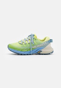Chaussure de sport verte et jaune avec une tige en mesh texturé, des lacets bleus et une semelle extérieure Vibram. Caractérisée par un logo Merrell bien en vue.