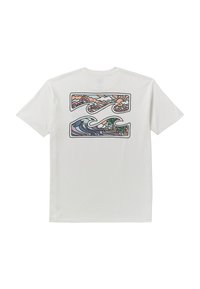 Hvid T-shirt med korte ærmer, som har et farverigt bølgedesign på forsiden, med detaljerede linjer, der repræsenterer bølger og bjerge.