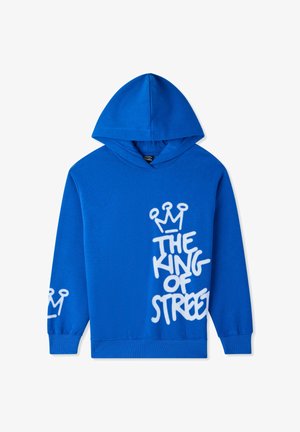Niebieska bluza z kapturem wykonana z bawełny, z grafiką na przodzie "KRÓL ULICE" w kolorze białym oraz ikoną korony na lewym rękawie.