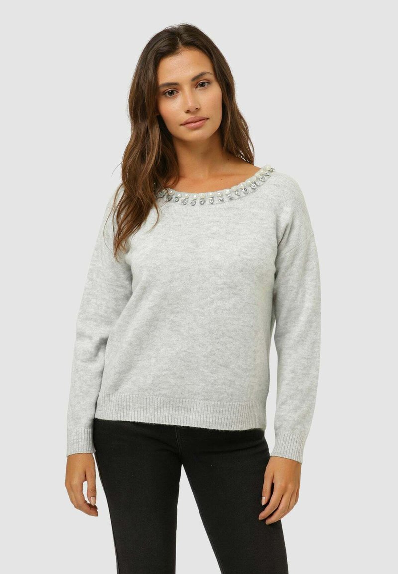 Maglione grigio chiaro con orlo e polsini a coste, caratterizzato da uno scollo rotondo adornato con decorazioni lungo il colletto.