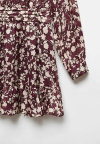 Section de robe bordeaux avec imprimé floral crème, manches longues froncées, ourlet à volants et taille smockée sur fond blanc.