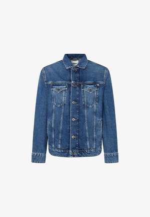 Traper jakna u srednje plavoj boji. Ima prednje kopčanje na dugmad, dva džepa na grudima, upućeni ovratnik i šivane detalje na ramenima i manžetama.