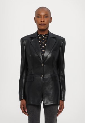 Blazer din piele neagră cu un design ajustat, rever în formă de U, două buzunare frontale și închidere cu un singur nasture. Suprafață texturată.