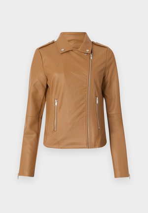 Giacca biker in ecopelle color sabbia con design aderente, chiusura con zip frontale, due zip laterali e spalline. Texture liscia e cuciture minime.