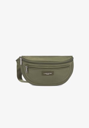 Sac banane olive de Lancaster Paris avec deux compartiments zippés et une sangle en tissu réglable.