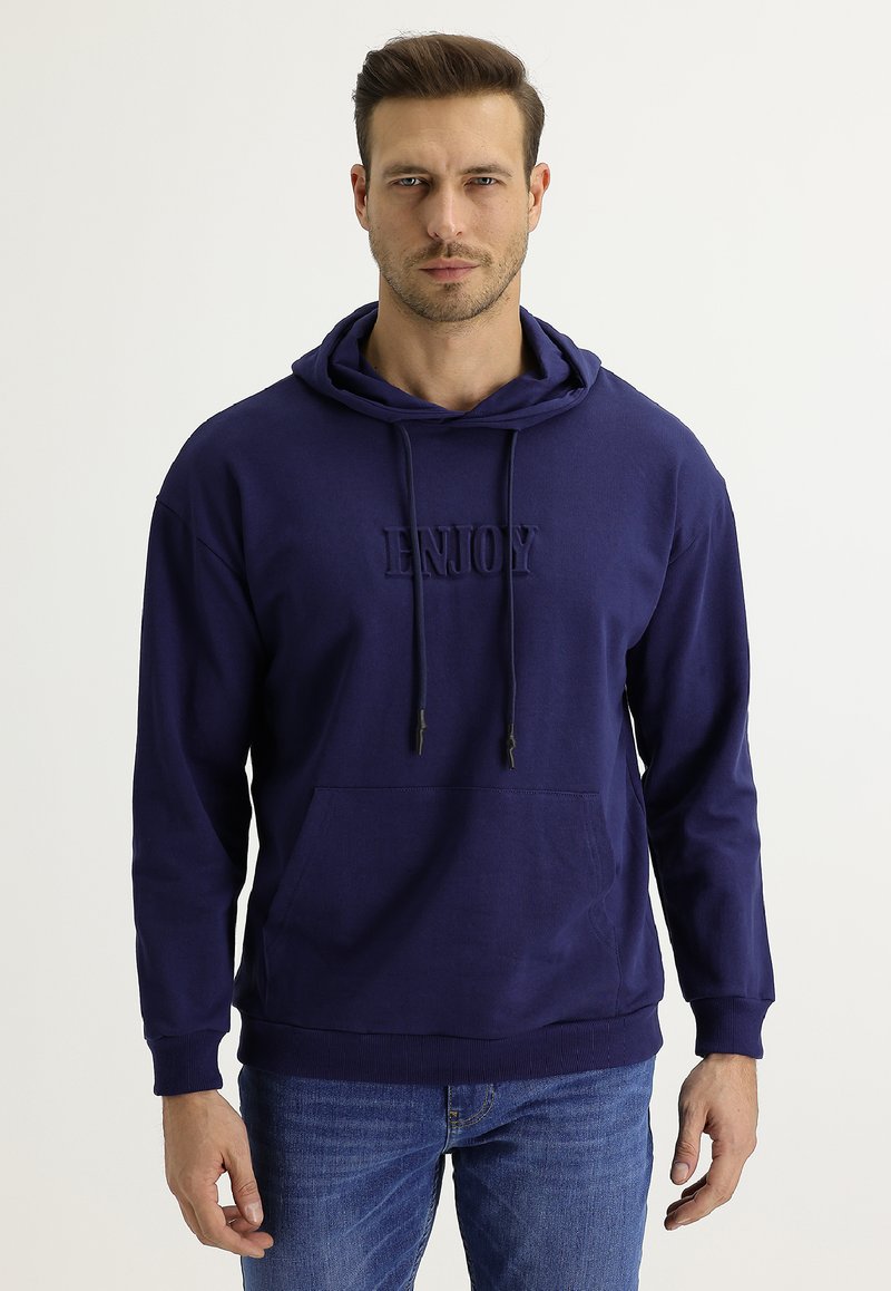 Felpa con cappuccio blu navy con la scritta "ENJOY" in rilievo sulla parte anteriore, dotata di tasca a marsupio e lacci, realizzata in un tessuto morbido.