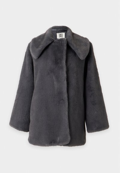 Manteau mi-long en fausse fourrure gris foncé avec large col et manches longues, présenté sur un fond clair uni.