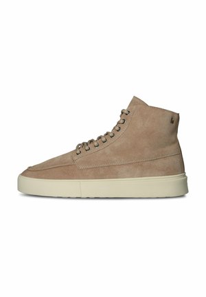 Beiger High-Top Wildleder-Sneaker mit Schnürung vorne und offwhite Gummisohle, seitlich auf weißem Hintergrund gezeigt.