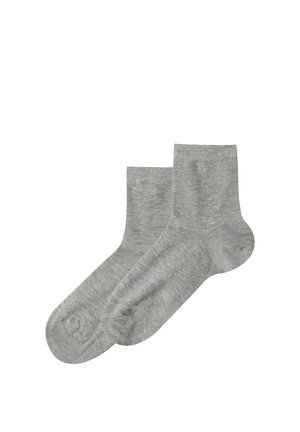 Grå bomuldssokker med en glat overflade, kort ankel-længde og forstærket tå og hæl for holdbarhed. Minimalistisk design uden mønstre.