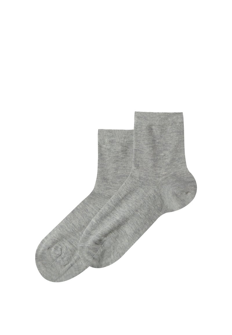 Calzini grigi in cotone con una texture liscia, di lunghezza corta alla caviglia, e punta e tallone rinforzati per una maggiore durata. Design minimalista senza motivi.