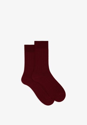 Calzini bordeaux a coste con finitura testurizzata e polsini elasticizzati, progettati per comfort e durabilità. Due paia mostrati.