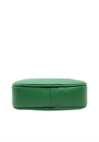 Grön läderpung med en slät yta och rundade kanter. Designen har en dragkedjestängning längs den övre sömmen.